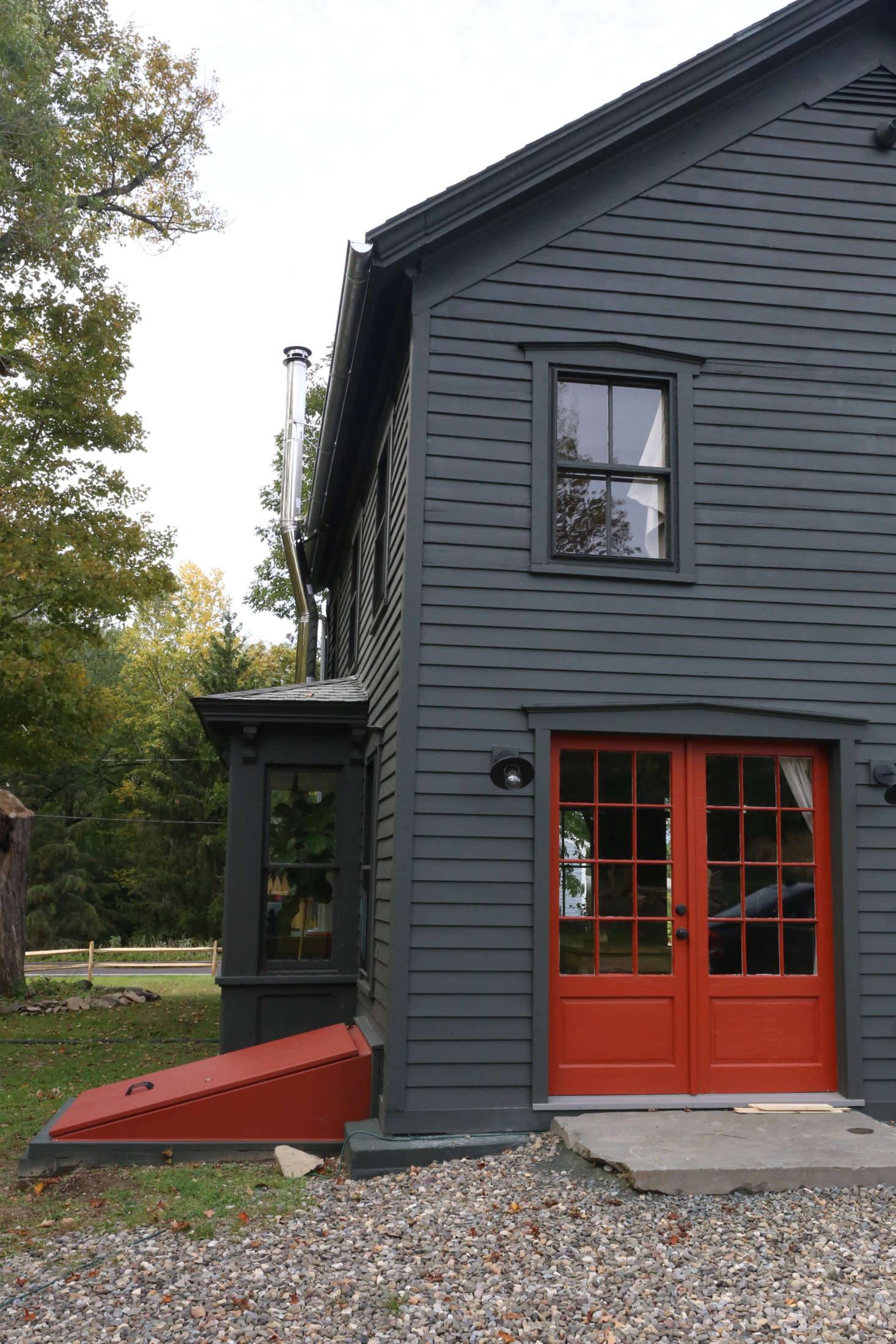 Paint it Black, Our 20 Favorite Dark Exterior House Colors - Curbly